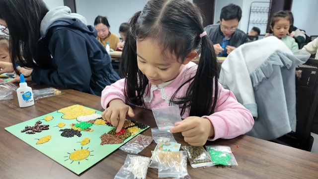駐馬店市總工會開展“美生活”五谷糧食畫非遺體驗(yàn)活動