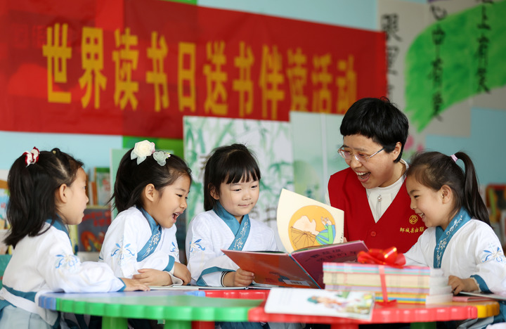 “每一位婦女都是時代的書寫人、追夢的奮斗者”——以習(xí)近平同志為核心的黨中央引領(lǐng)推動新時代婦女事業(yè)發(fā)展和婦聯(lián)工作紀實