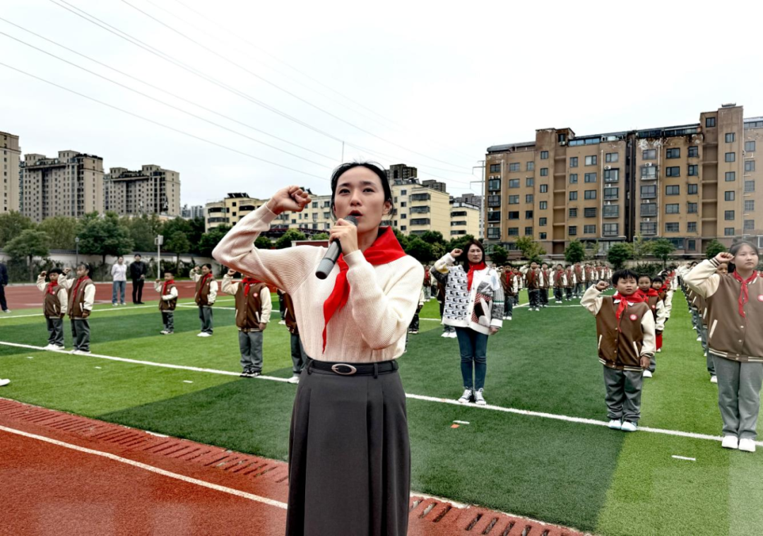 駐馬店經(jīng)濟(jì)開(kāi)發(fā)區(qū)金雀路小學(xué)新隊(duì)員入隊(duì)儀式