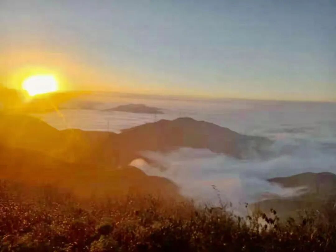 暮色漫過(guò)白云山，來(lái)這里感受云端與晚風(fēng)