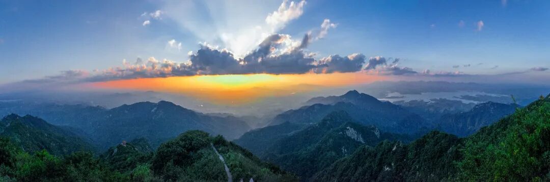 暮色漫過(guò)白云山，來(lái)這里感受云端與晚風(fēng)