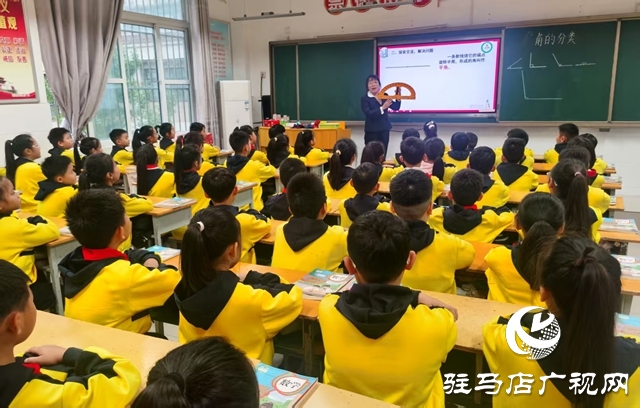 劉欣欣：執(zhí)尺探數(shù)理 俯身育童心