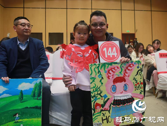 駐馬店:兒童畫作拍賣籌善款 愛心傳遞溫暖“事實(shí)孤兒”??