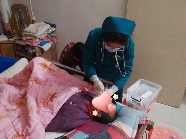 雨夜泥濘路，難阻醫(yī)者心—駐馬店市第二人民醫(yī)院護(hù)理團(tuán)隊(duì)冒雨上門(mén)守護(hù)臥床患者