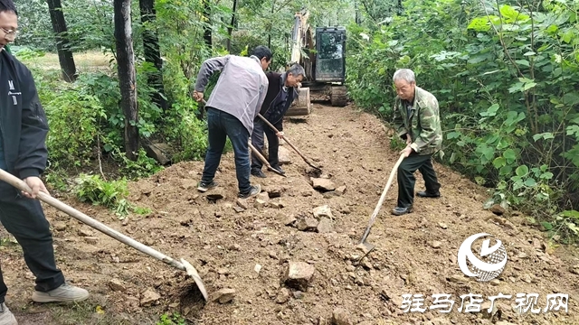 泌陽(yáng)縣付莊鄉(xiāng)：搶修田間路 護(hù)航秋收工作