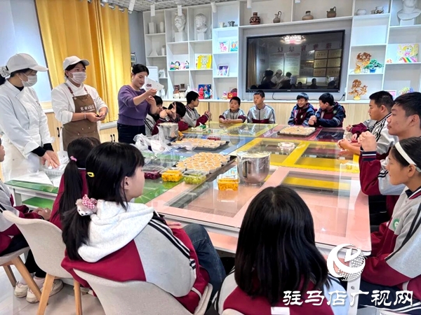 米亞烘焙蛋糕店走進(jìn)平輿縣特殊教育學(xué)校開展愛心捐贈(zèng)與烘焙教學(xué)活動(dòng)