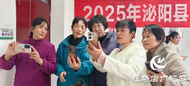 手機攝影走進“銀發(fā)族” 泌陽公益課堂手把手教學“細節(jié)拉滿”