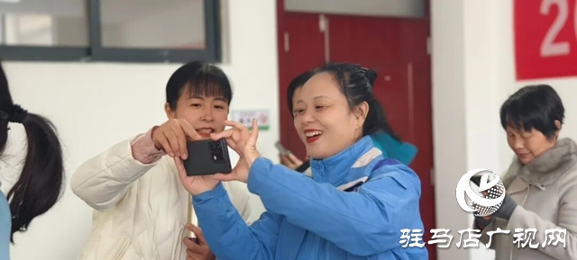 手機攝影走進“銀發(fā)族” 泌陽公益課堂手把手教學“細節(jié)拉滿”
