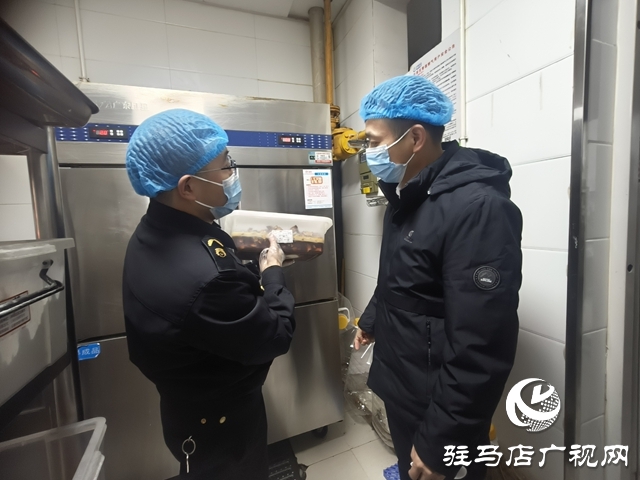 守護(hù)師生“舌尖安全”:駐馬店市市場監(jiān)管局開發(fā)區(qū)分局突擊“回頭看”校園食堂