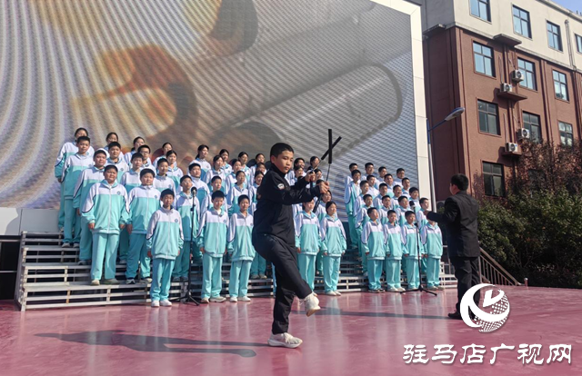 駐馬店市第四中學(xué)舉行紅歌傳唱匯報(bào)表演 ?