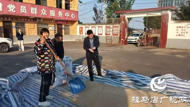 新蔡縣韓集鎮(zhèn)黨員干部?jī)A力解決群眾曬糧難題