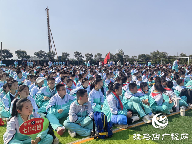 駐馬店市第四中學(xué)舉行紅歌傳唱匯報(bào)表演 ?