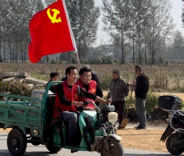 驛城區(qū)水屯鎮(zhèn)：村支書自費(fèi)為村民送餐 暖心服務(wù)解曬糧難題??