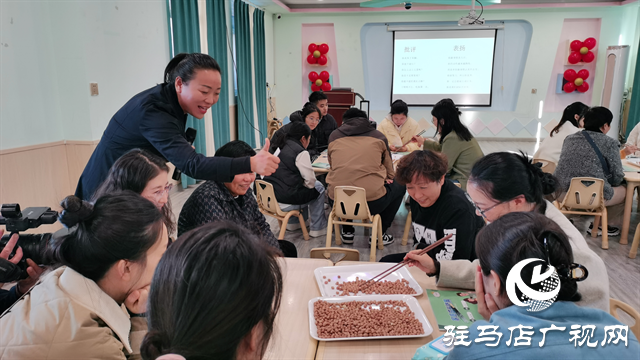  孩子入園家長(zhǎng)入校，駐馬店開(kāi)發(fā)區(qū)偉才幼兒園開(kāi)啟“雙師型學(xué)?！苯逃履Ｊ? /></a></p>
<p>偉才幼兒園負(fù)責(zé)人承諾，將帶領(lǐng)家長(zhǎng)朋友們共同走進(jìn)3-6歲兒童的內(nèi)心世界，深刻理解家庭教育作為孩子成長(zhǎng)基石的極端重要性。父母是孩子第一任且最好的老師，她希望開(kāi)發(fā)區(qū)偉才幼兒園的家長(zhǎng)們都能通過(guò)&ldquo;智慧父母學(xué)校&rdquo;的學(xué)習(xí)，成為懂教育、有智慧的家長(zhǎng)，實(shí)現(xiàn)輕松育兒、科學(xué)育人。</p>
<div   class=