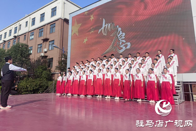 駐馬店市第四中學(xué)舉行紅歌傳唱匯報(bào)表演 ?