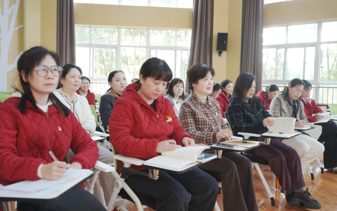 駐馬店市實驗幼兒園開展“從閱兵方陣到家鄉(xiāng)英雄”主題黨課
