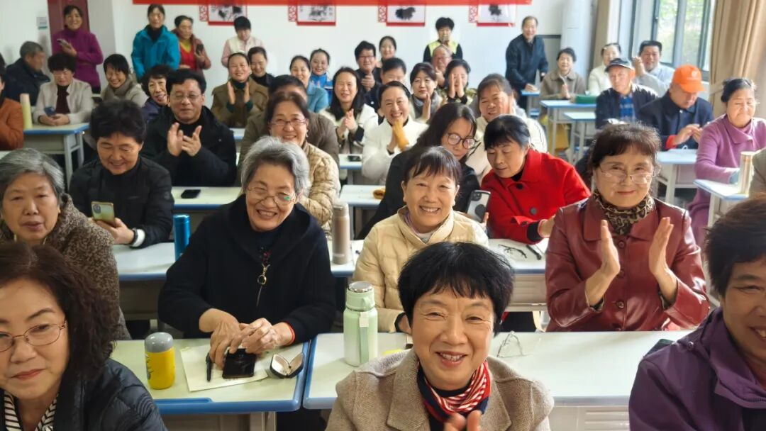 手機攝影走進“銀發(fā)族” 泌陽公益課堂手把手教學(xué)“細(xì)節(jié)拉滿”