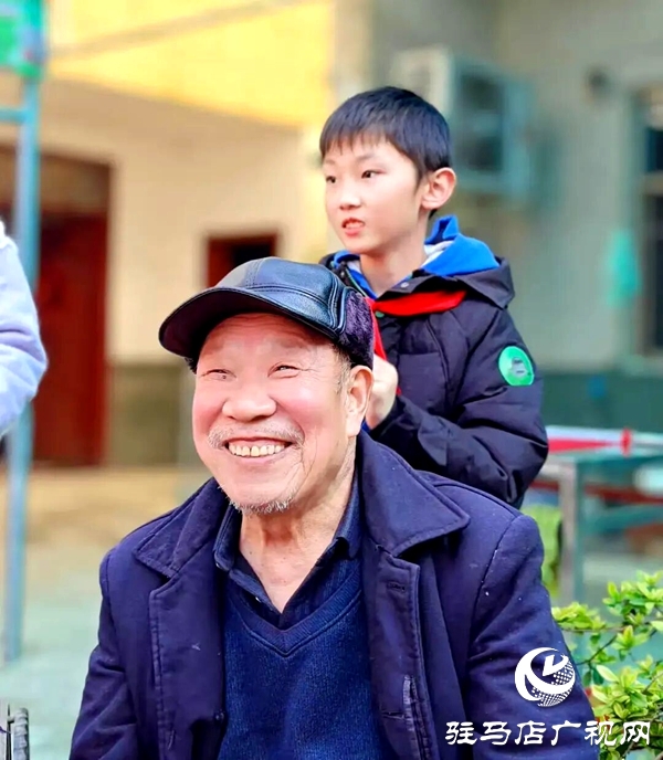 平輿縣身邊好人協(xié)會(huì)攜射橋鎮(zhèn)第一小學(xué)師生志愿者赴敬老院送溫暖