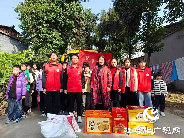 平輿縣身邊好人協(xié)會(huì)攜射橋鎮(zhèn)第一小學(xué)師生志愿者赴敬老院送溫暖