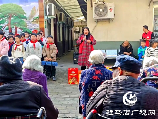 平輿縣身邊好人協(xié)會(huì)攜射橋鎮(zhèn)第一小學(xué)師生志愿者赴敬老院送溫暖