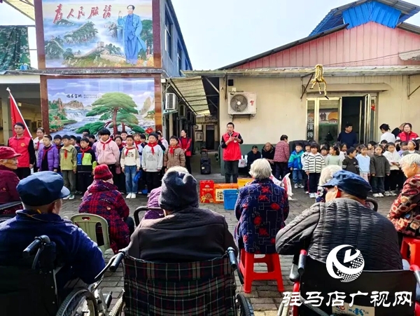 平輿縣身邊好人協(xié)會(huì)攜射橋鎮(zhèn)第一小學(xué)師生志愿者赴敬老院送溫暖