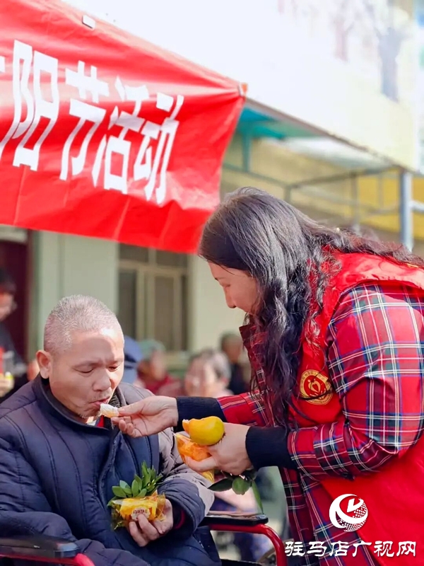平輿縣身邊好人協(xié)會(huì)攜射橋鎮(zhèn)第一小學(xué)師生志愿者赴敬老院送溫暖