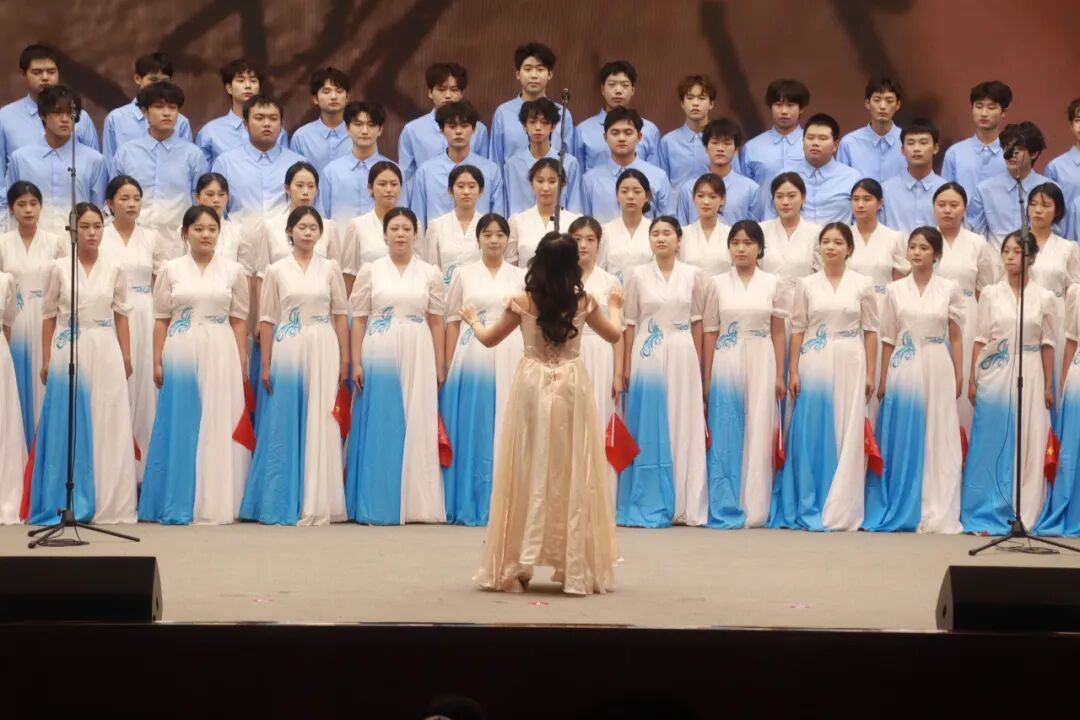 以歌為帆_逐夢(mèng)青春華章——黃淮學(xué)院合唱比賽