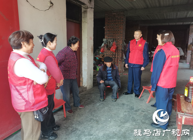 ??駐馬店收費站：走訪老黨員 情暖重陽節(jié)