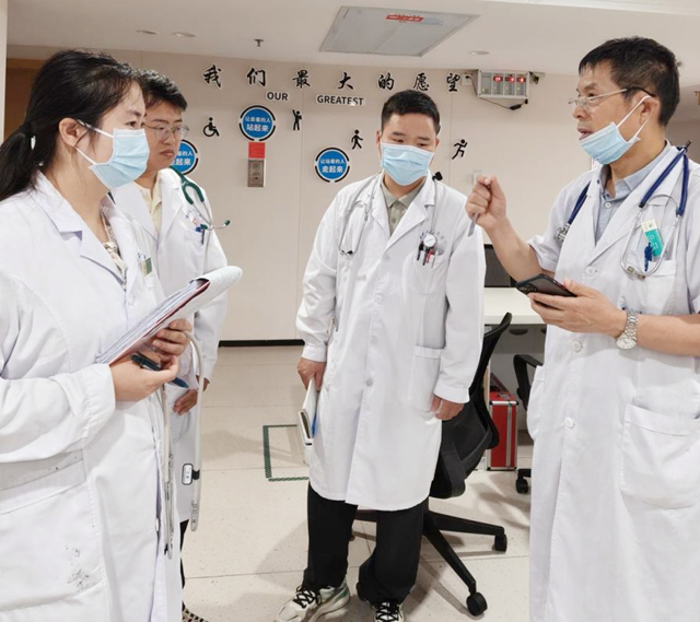 “行走的教科書”——記駐馬店市第二人民醫(yī)院內(nèi)科主任胡建民