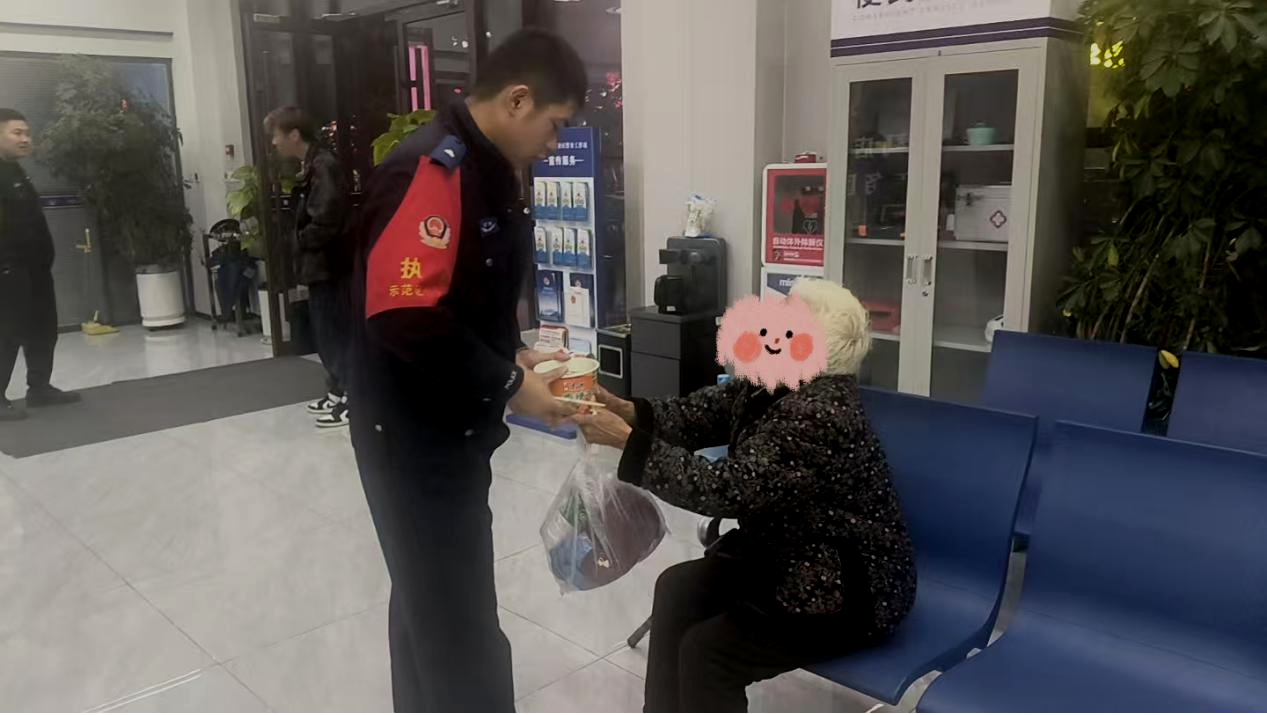 駐馬店市公安局示范區(qū)分局:深夜守護(hù)迷路老人 助其平安回家