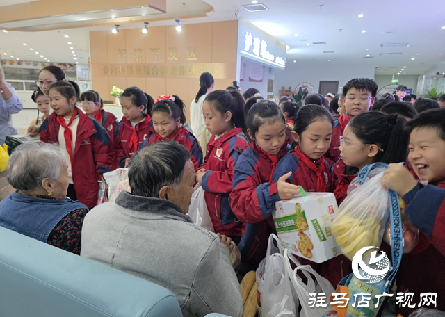 駐馬店實驗小學：重陽節(jié)走進養(yǎng)老院 溫情陪伴傳敬老美德??