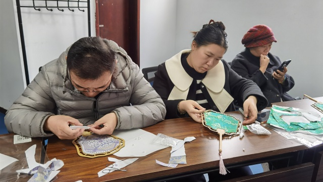 駐馬店市總工會舉行宋錦團扇制作公益課堂