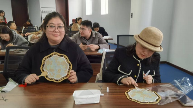 駐馬店市總工會舉行宋錦團扇制作公益課堂