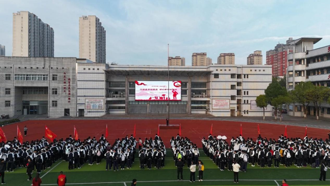 駐馬店市第二高級中學這場“行走的思政課”獲贊無數(shù)