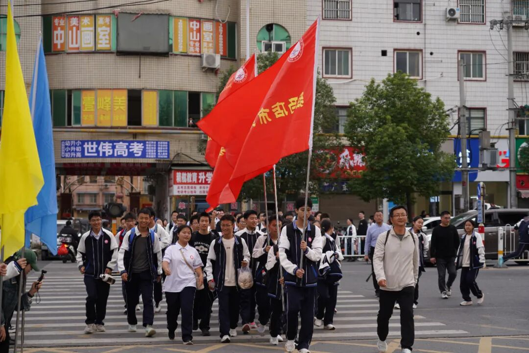 駐馬店市第二高級中學這場“行走的思政課”獲贊無數(shù)