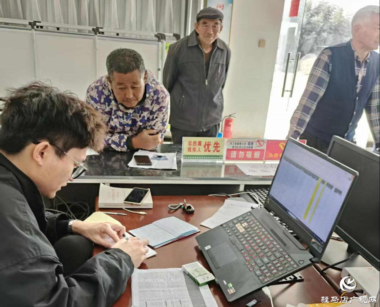 平輿縣萬金店鎮(zhèn)：入戶宣傳解民憂，代繳服務暖人心