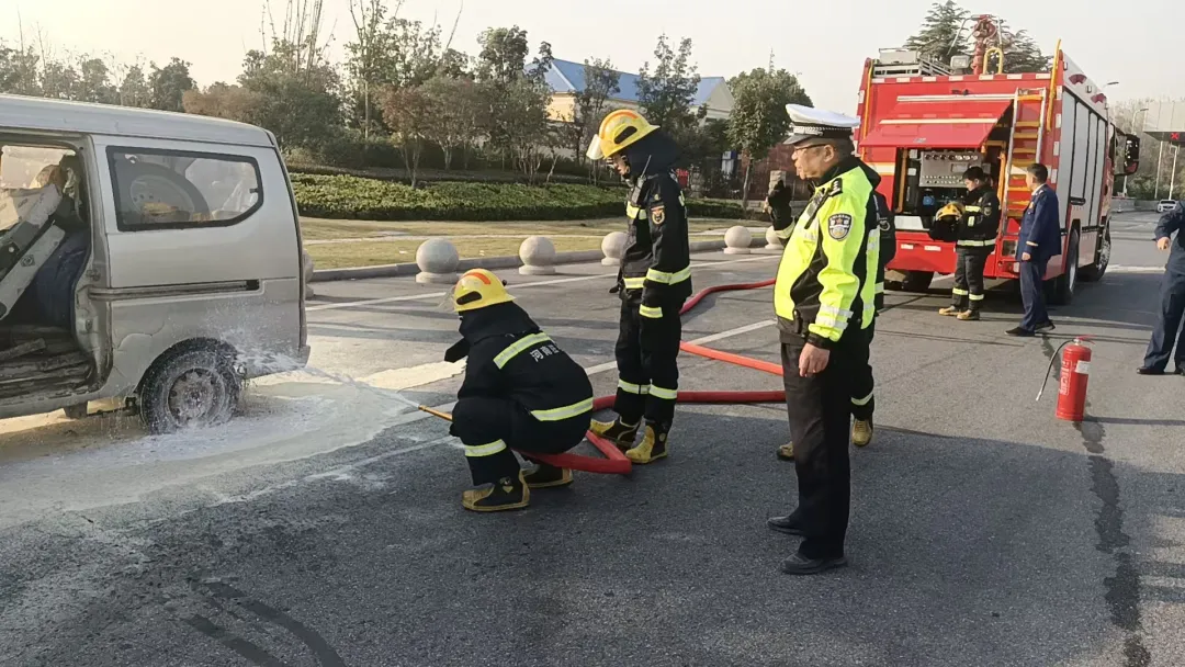 遂平高速驚魂：交警、高速與消防的生死時(shí)速救援