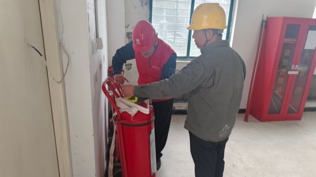 國網(wǎng)新蔡縣供電公司：嚴(yán)檢細(xì)查筑防線 護(hù)航冬季電網(wǎng)安全