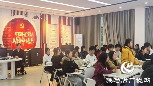   駐馬店職業(yè)技術學院黨委書記蘇新留 深入教學一線隨堂聽課與學子共話理想信念?