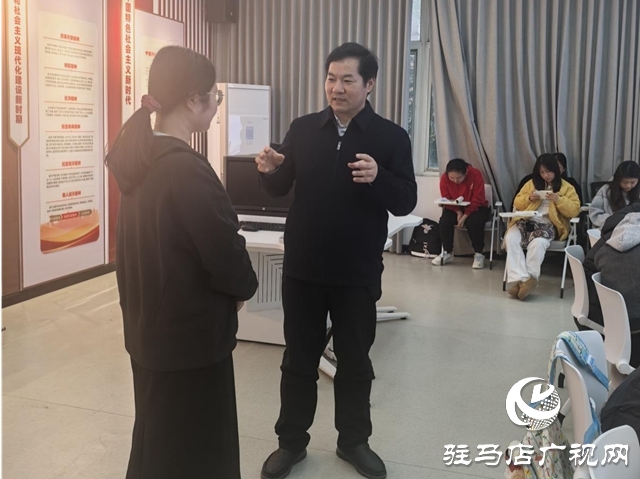   駐馬店職業(yè)技術學院黨委書記蘇新留 深入教學一線隨堂聽課與學子共話理想信念?