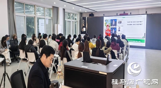   駐馬店職業(yè)技術學院黨委書記蘇新留 深入教學一線隨堂聽課與學子共話理想信念?