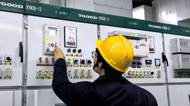 國網(wǎng)平輿縣供電公司：夜間巡視護電網(wǎng) 迎峰度冬早準(zhǔn)備