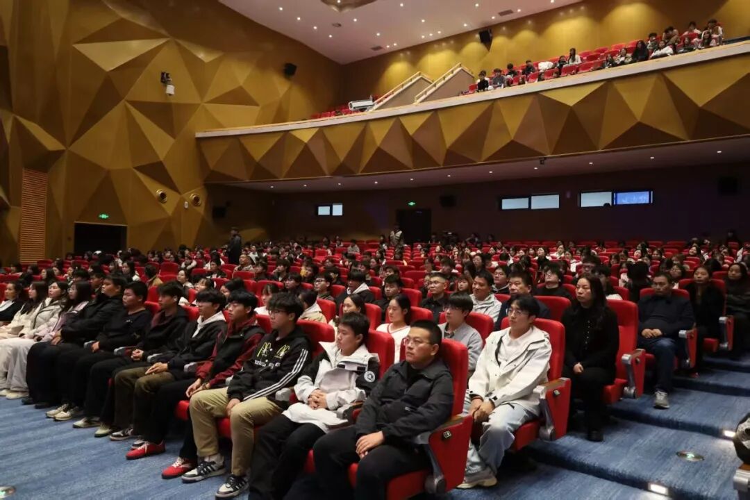 庭審進(jìn)校園 法槌敲警鐘——駐馬店幼兒師范高等專(zhuān)科學(xué)校開(kāi)展普法教育活動(dòng)