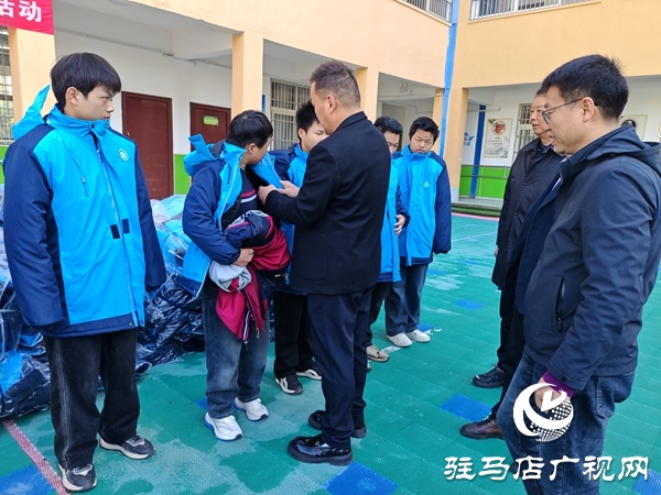 河南藍(lán)盾保安公司“情系特殊教育關(guān)愛特殊兒童” 愛心暖衣捐贈(zèng)活動(dòng)在平輿縣特殊教育學(xué)校舉行