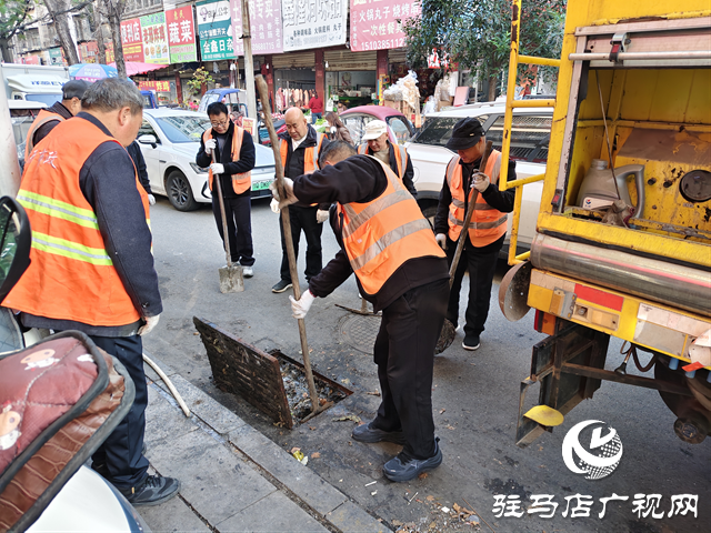 駐馬店：下水道堵塞污水外溢 城管高效響應(yīng)快速疏通?