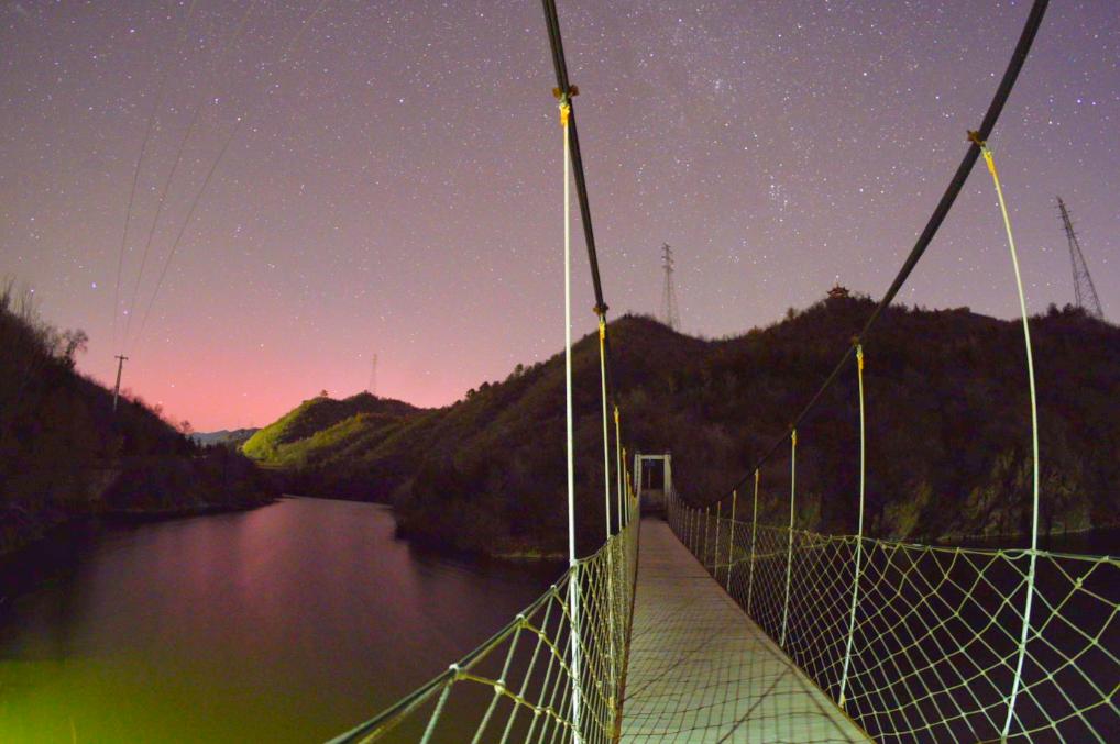 一大波美圖來(lái)了，他們?cè)谖覈?guó)北方多地拍到了極光！