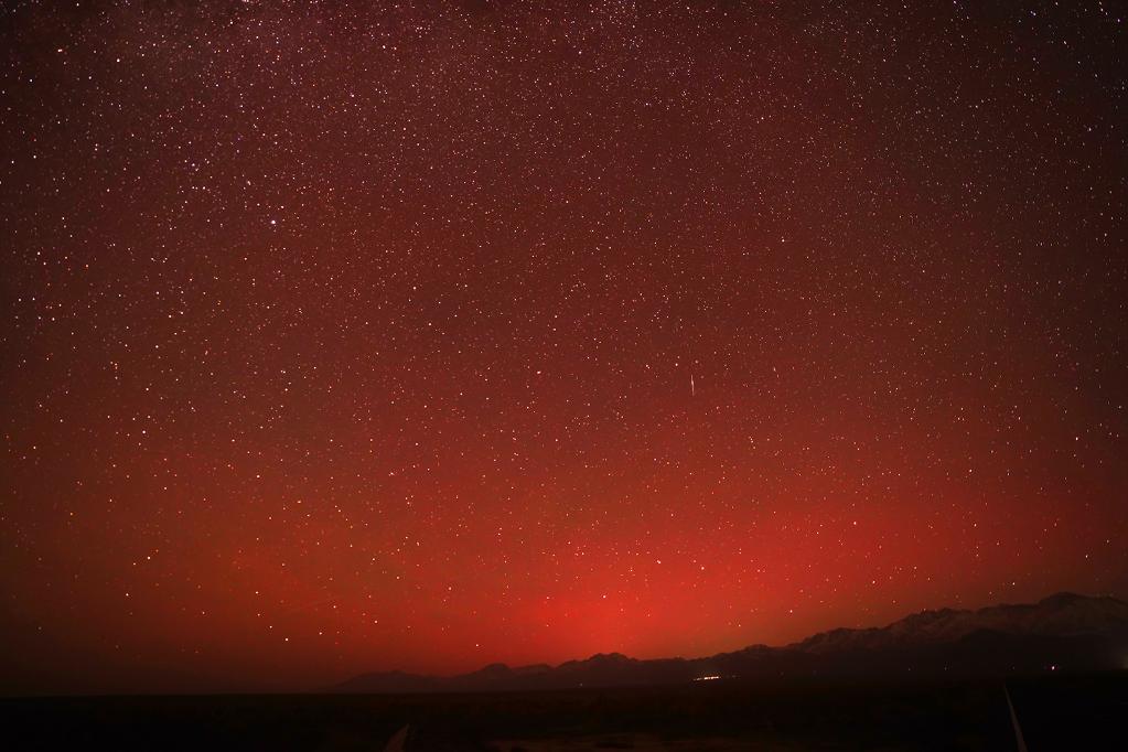 一大波美圖來(lái)了，他們?cè)谖覈?guó)北方多地拍到了極光！