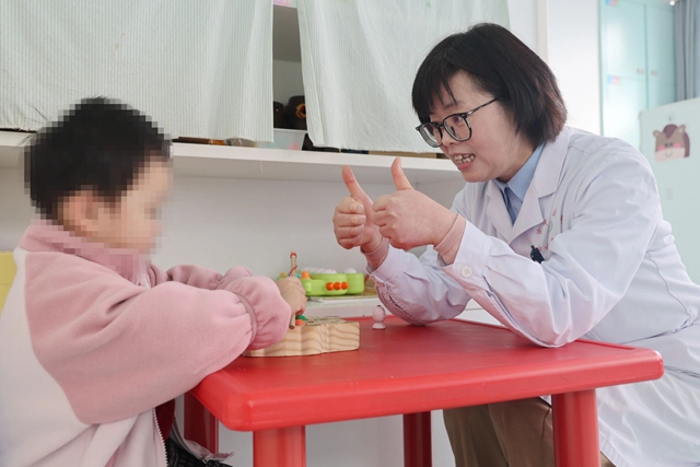 執(zhí)燈暖童心:駐馬店市中心醫(yī)院婦女兒童醫(yī)院發(fā)育行為兒科主任張姝妤的守護(hù)故事