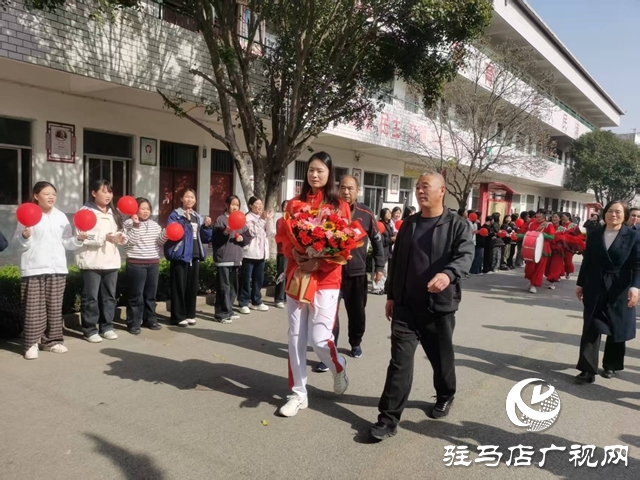 駐馬店姑娘許盈盈全運會奪金載譽(yù)歸來 受到家鄉(xiāng)父老鄉(xiāng)親熱烈歡迎