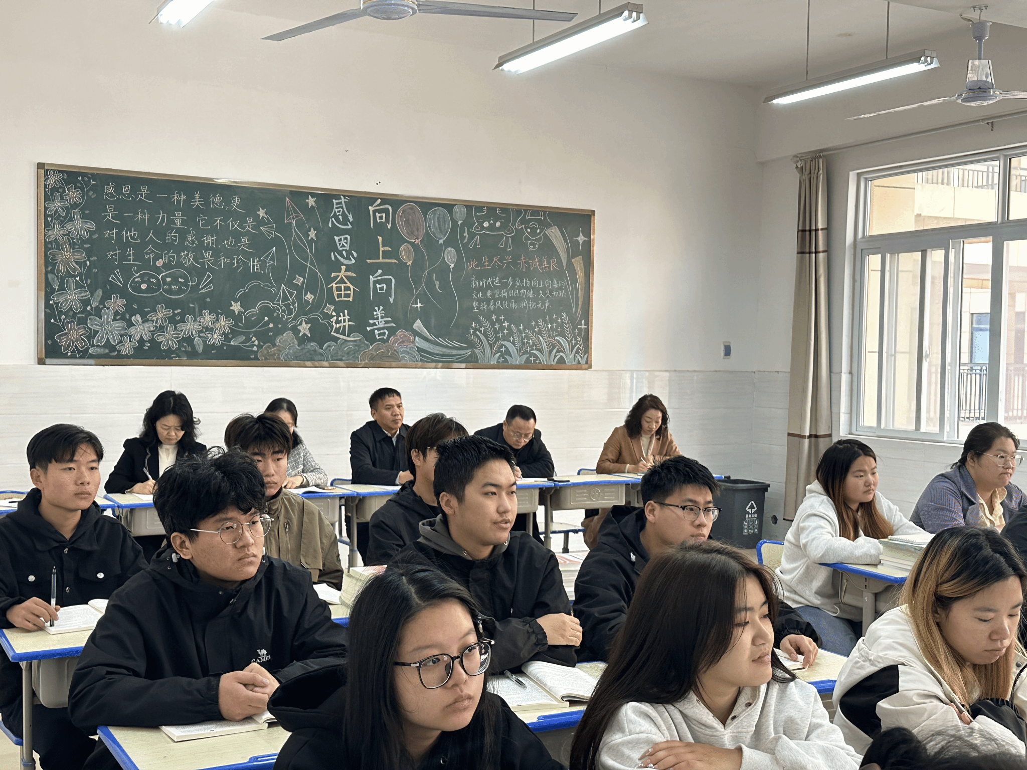 駐馬店職業(yè)技術(shù)學(xué)院校長宋華民深入南北校區(qū)聽課調(diào)研